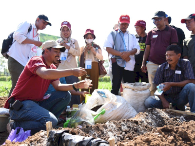 Dari Benih Tumbuh Harapan, Kisah EWINDO Bersama Petani Indonesia